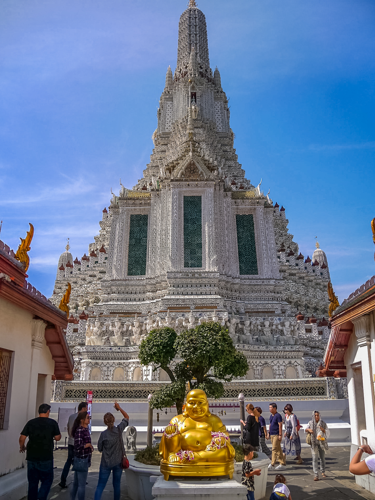 Buddha statue inside the entrance of Wat Arun