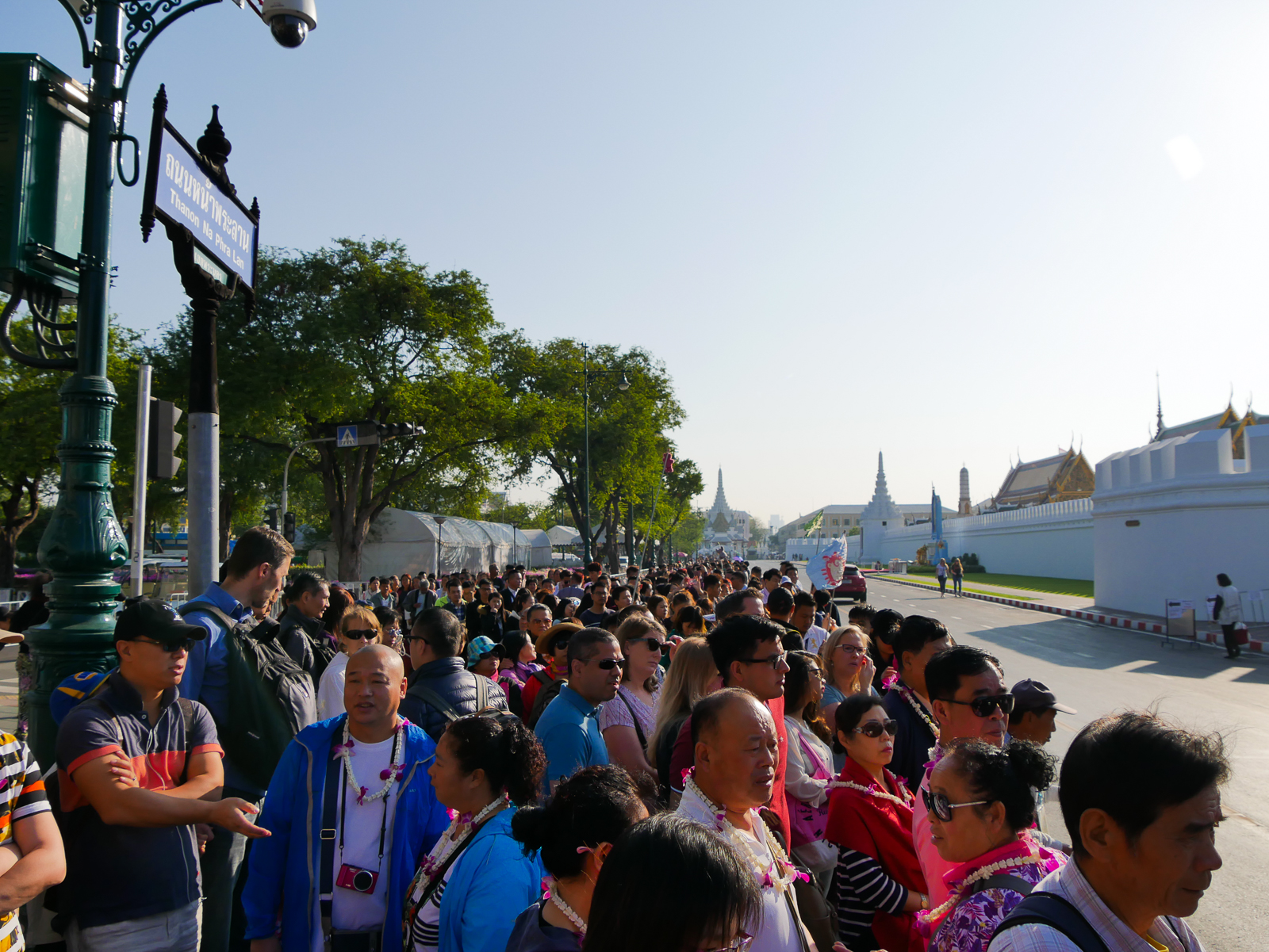 Crowds waiting for opening of Grand Palace in Bangkok